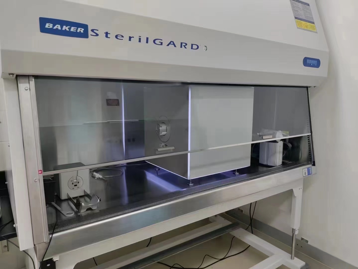 生物安全柜里的CT.jpg 生物安全柜里的CT.jpg